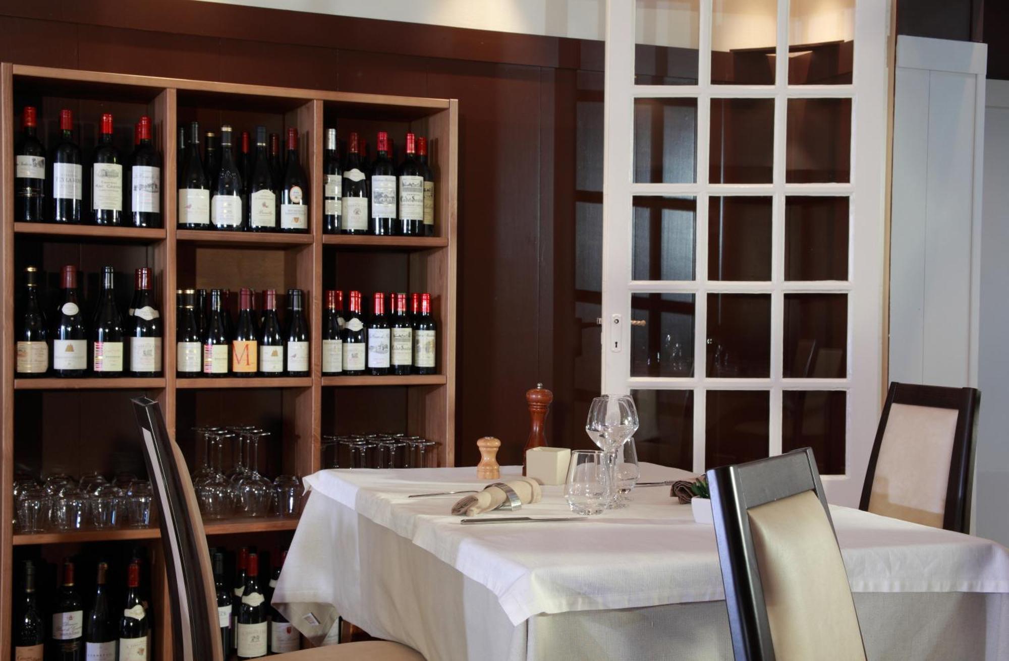 Logis - Hotel & Restaurant Les Trois Fontaines Marconne Екстериор снимка