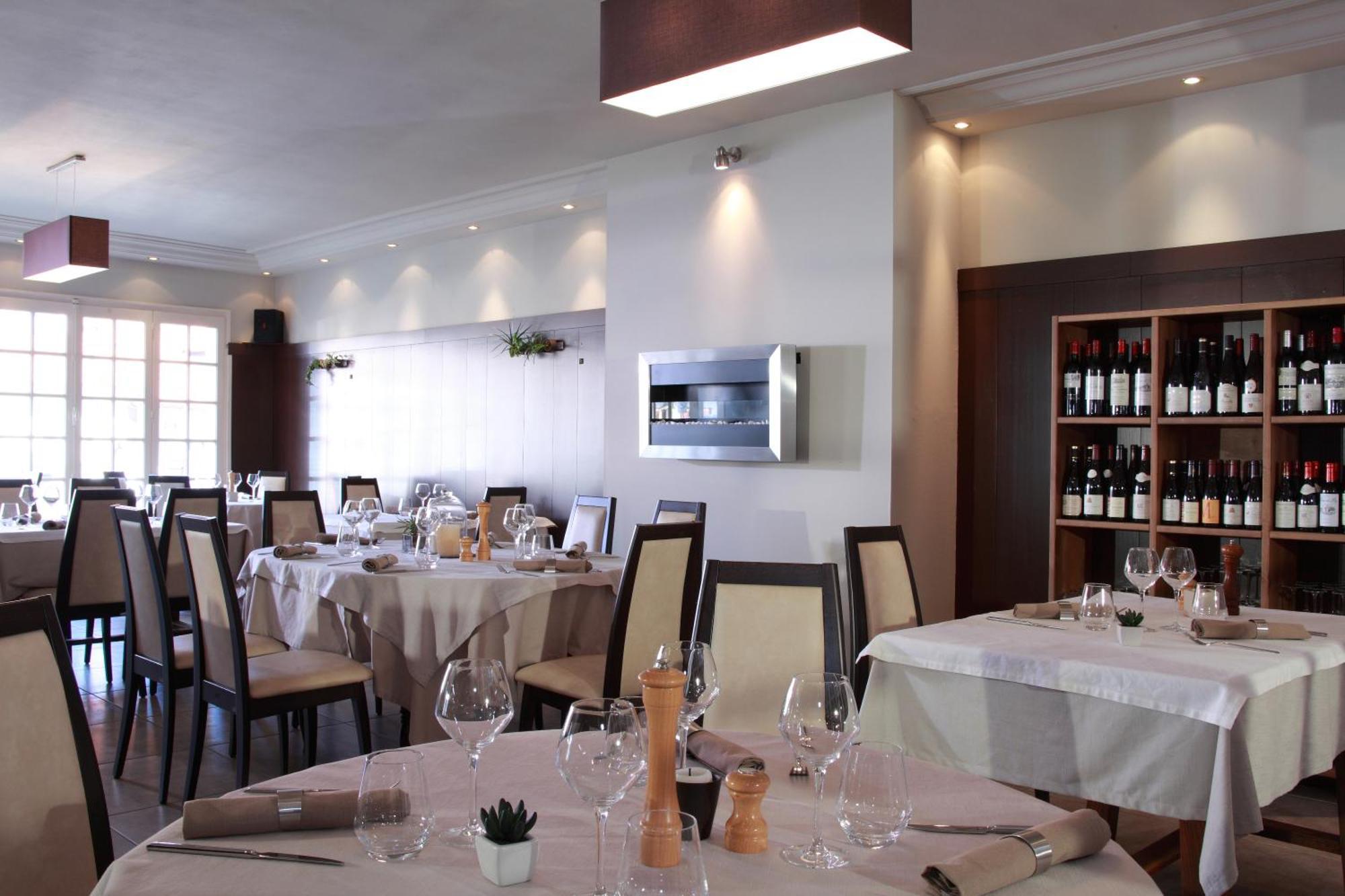 Logis - Hotel & Restaurant Les Trois Fontaines Marconne Екстериор снимка