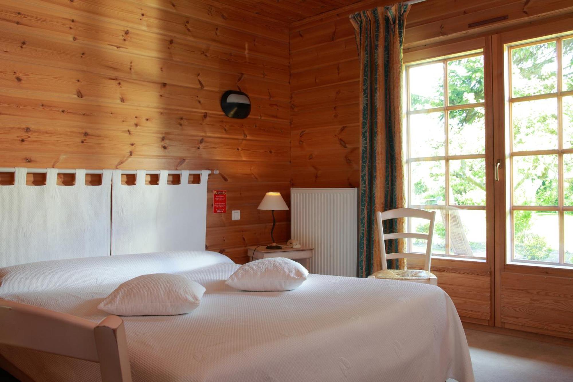 Logis - Hotel & Restaurant Les Trois Fontaines Marconne Екстериор снимка