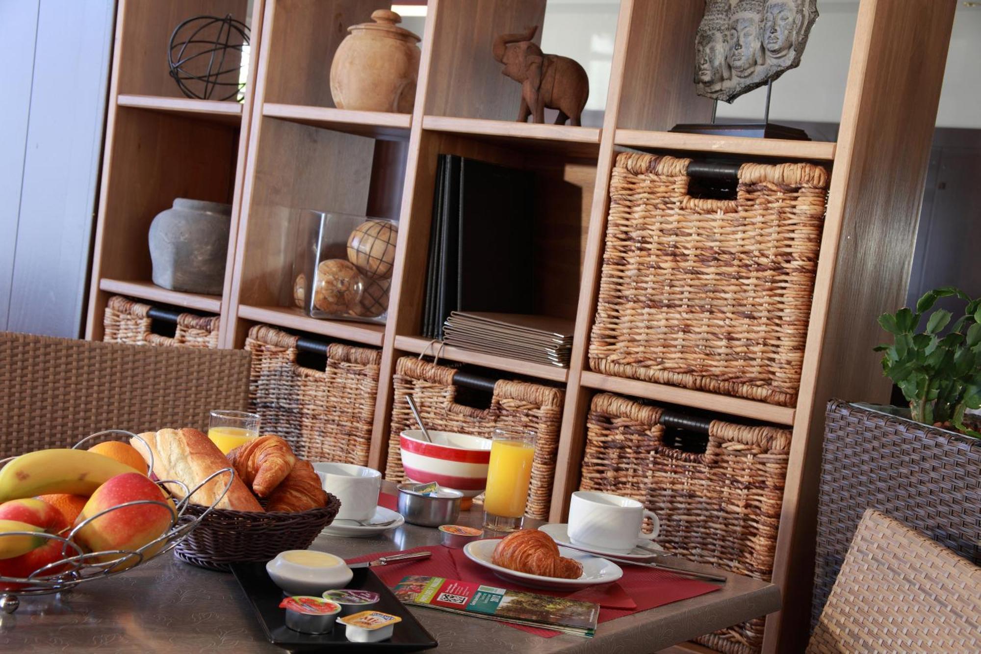 Logis - Hotel & Restaurant Les Trois Fontaines Marconne Екстериор снимка